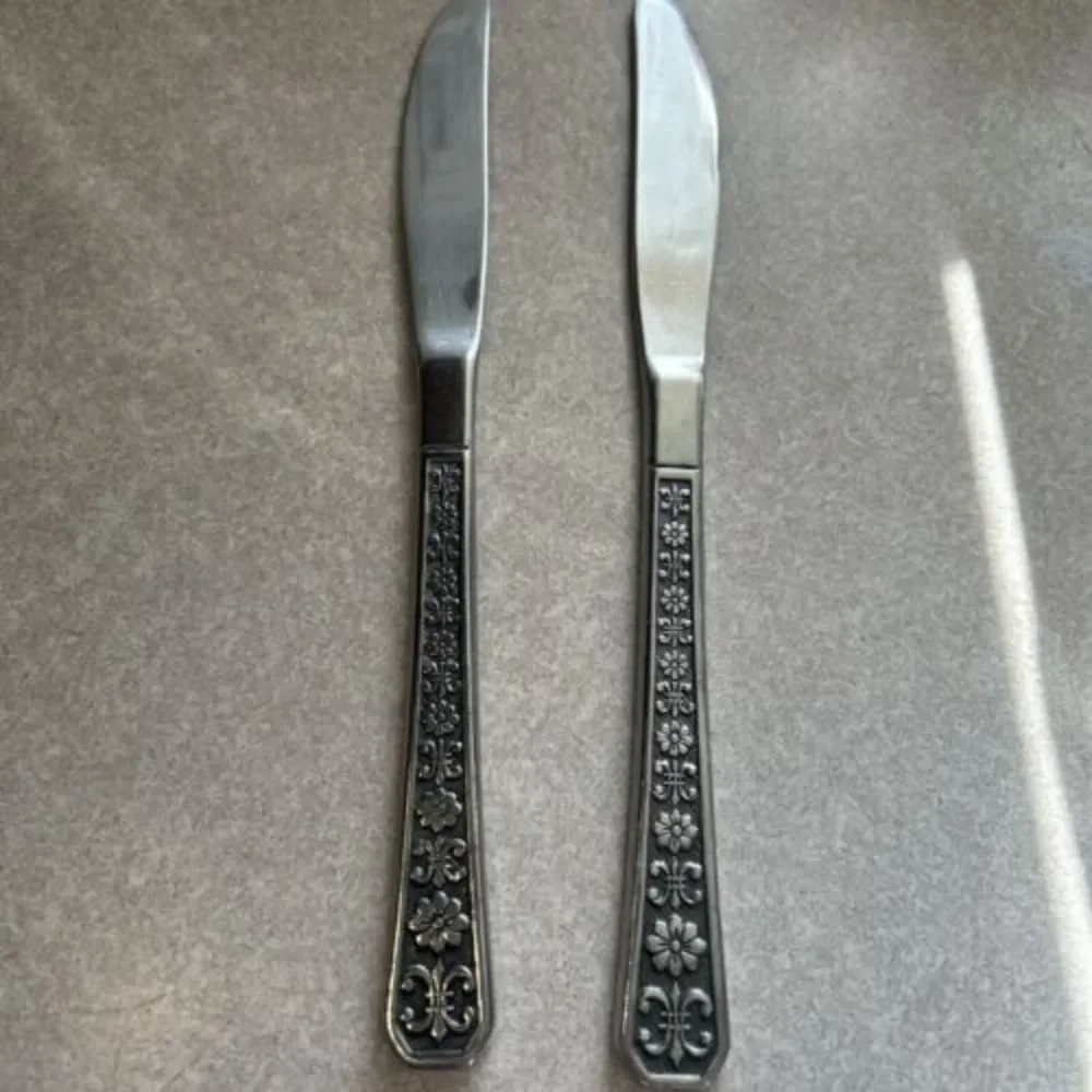 Interpur Stainless Korea 8 Petal‎ Flower Florenz Flatware Black Accents 2 Knifes